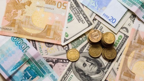 Рубль укрепился к доллару и евро в понедельник при открытии торгов