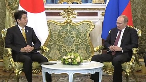 Японский премьер ради встречи с Путиным пошел наперекор Обаме