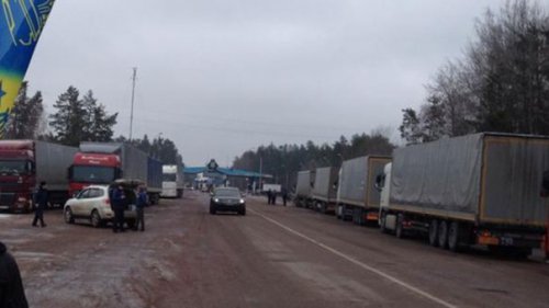 Украинские радикалы возобновили акцию по блокированию российских грузовиков 
