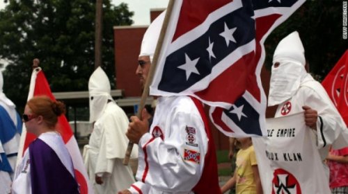 Митинг расистов из Ку-Клукс-Клана в американском городе закончился побоищем