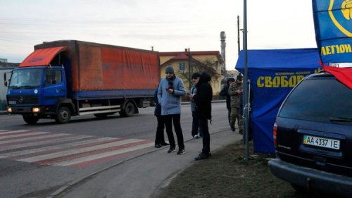 Украинские националисты решили "подорвать экономику России" блокировкой фур 