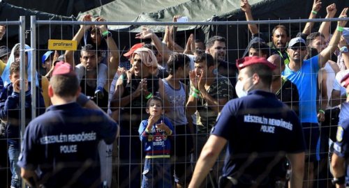 Меркель заявила, что бояться беженцев не стоит