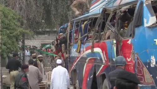 Взрыв автобуса в Пакистане: 15 человек погибли