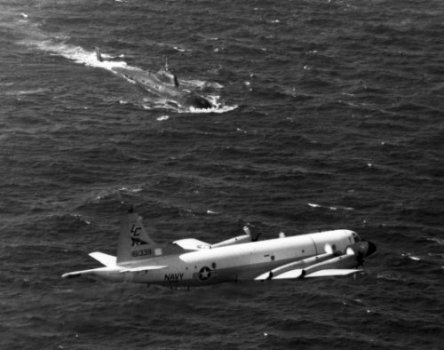 Как советская подлодка таранила авианосец США