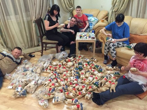 В Крымске 15-летний мальчик шьет игрушечных животных, чтобы собрать деньги на лечение