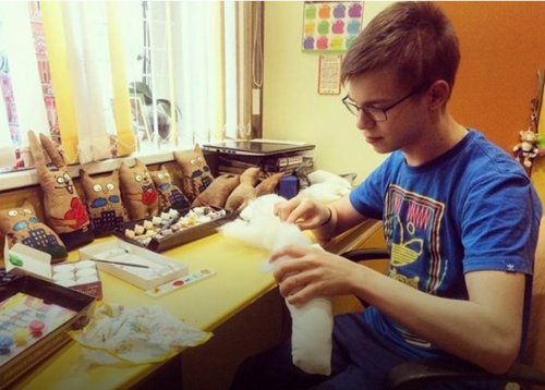 В Крымске 15-летний мальчик шьет игрушечных животных, чтобы собрать деньги на лечение