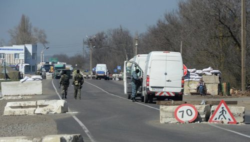 Власти просят крымчан не ездить на Украину из-за радикалов на границе 
