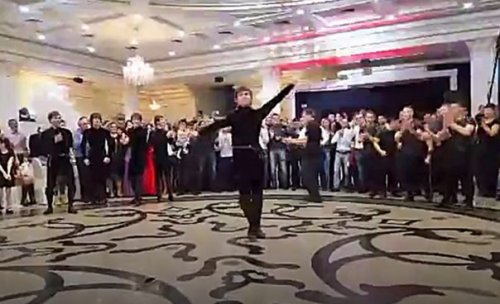 На свадьбе в Красноярске кавказцы и сибиряки уcтроили дружеский дэнс-баттл