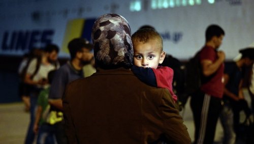 В греческом порту Пирея подрались сотни сирийских и афганских беженцев 