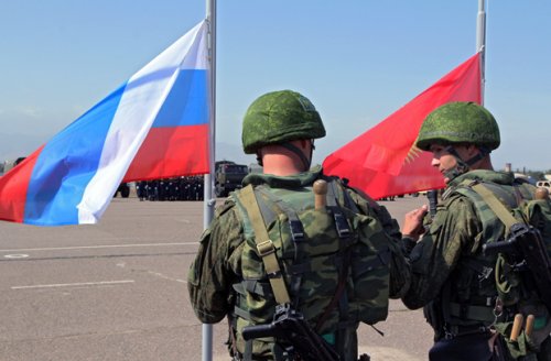 Москва укрепляет армии Киргизии и Таджикистана