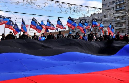 В Донецке проходит многотысячное шествие в честь второй годовщины провозглашения ДНР