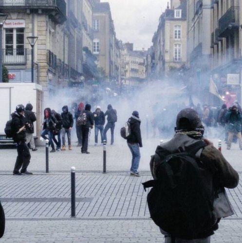 Полиция применила слезоточивый газ во время протестов во Франции