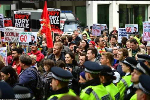 В Лондоне тысячи демонстрантов требуют отставки Кэмерона
