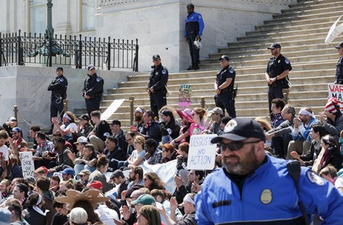 В Вашингтоне проходят массовые протесты недовольных политикой США