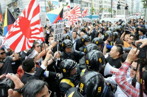 Японские СМИ призывают Абэ требовать от России извинений и возврата Курил