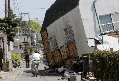 Серия мощных землетрясений произошла на юго-западе Японии, объявлена угроза цунами