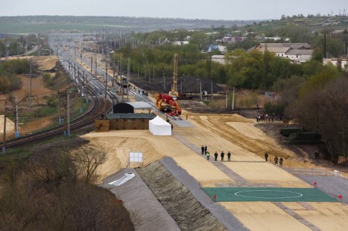 Руководство Минобороны дало старт укладке шпал и рельс на стройке дороги в обход Украины