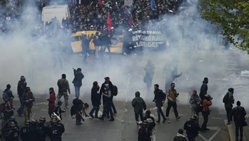 Глава МВД Франции: в ходе беспорядков на акциях во Франции пострадали 24 полицейских