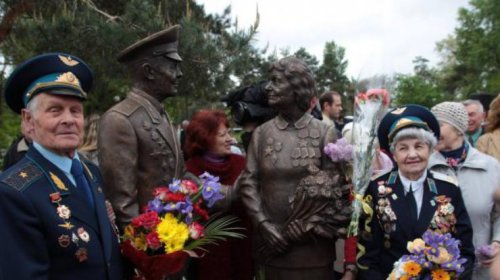 Вопреки политике: в Киеве открыли памятник "Люди Победы"