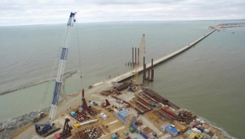 Забиты первые сваи на морских участках Крымского моста