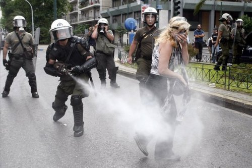 Полиция применила слезоточивый газ против мигрантов в Греции