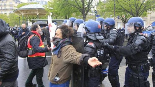 Протестные войны во Франции. Полиция пошла на штурм для снятия блокады с нефтеперерабатывающих заводов
