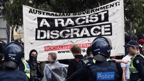 Антиисламская и антирасистская демонстрации в Мельбурне переросли в массовую драку