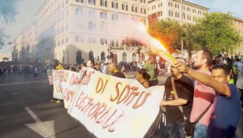 Тысячи итальянцев забросали яйцами посольство ФРГ и немецкие банки