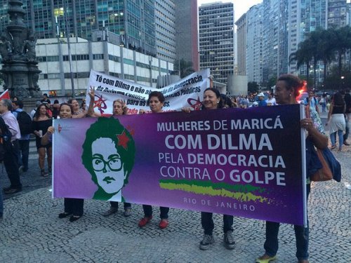 Тысячи человек в Рио-де-Жанейро приняли участие в акции в поддержку Руссефф и прав женщин 