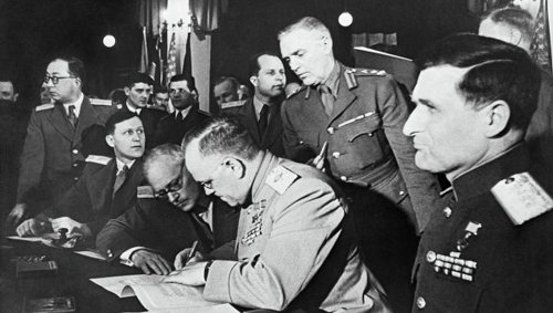 5 июня 1945 года была подписана Декларация о поражении Германии