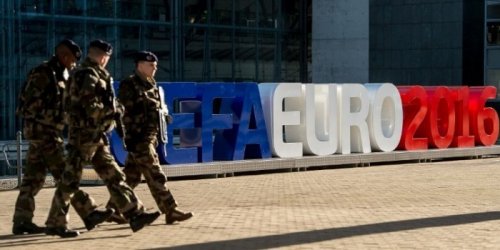 Французские спецслужбы выявили среди охранников Евро-2016 десятки экстремистов