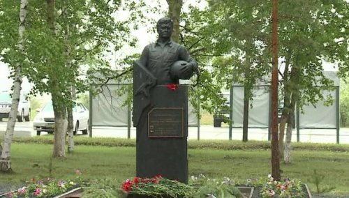 В честь летчика Олега Пешкова открыли монумент
