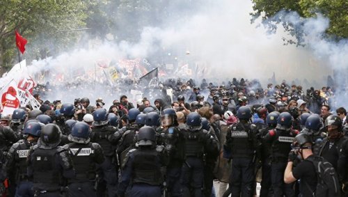 В ходе манифестации в Париже пострадали 20 полицейских