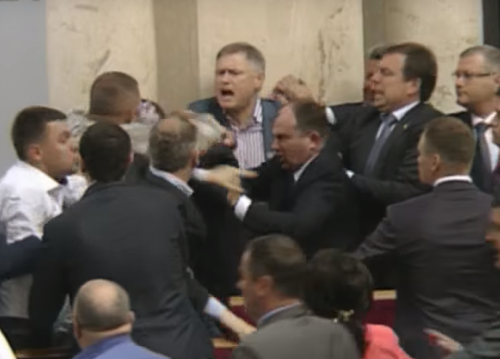 Депутаты Рады на Украине устроили драку на заседании (видео)