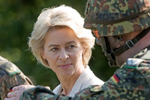 Министр обороны ФРГ призвала РФ открыто сообщать о численности своих войск 