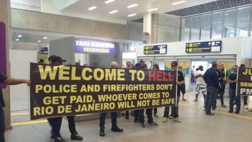 В аэропорту Рио бастующие полицейские развернули плакат "Добро пожаловать в ад"