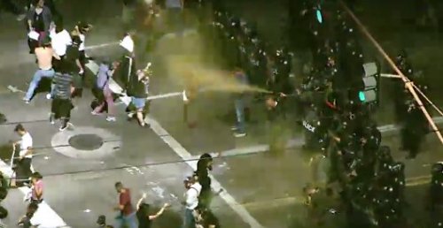 В Фениксе полиция применила слезоточивый газ для разгона протестующих 