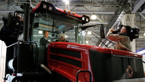 Производство комбайнов и тракторов в России за полгода выросло на 35%