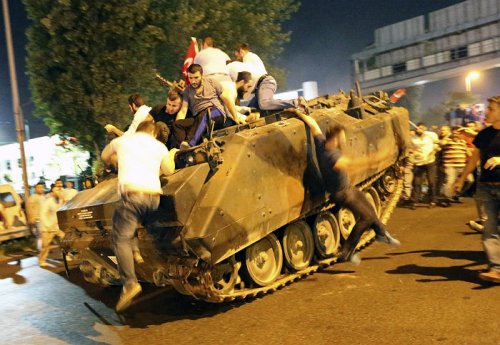 Премьер Турции сообщил о 2,8 тыс. задержанных военных после провала путча