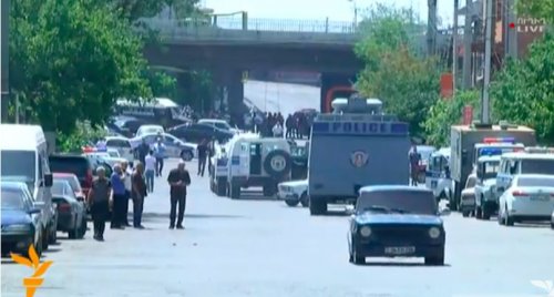 Прямая трансляция: Захват полка полиции в Ереване