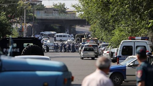 Напавшие на здание полиции в Ереване требуют отставки президента