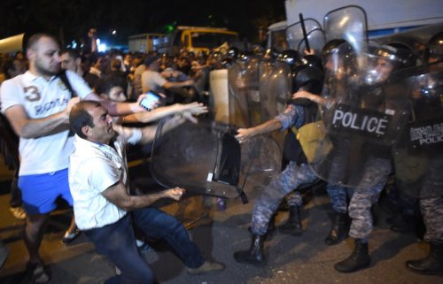 Полиция разогнала собравшихся у здания полиции в Ереване