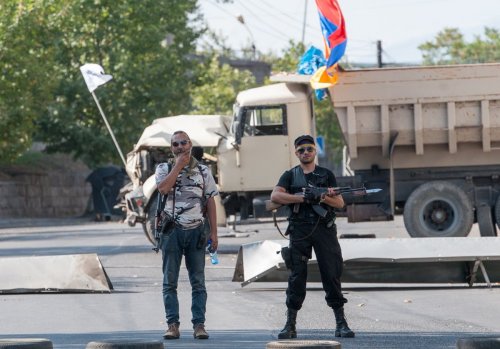 В Ереване вооружённая группа захватила в заложники врачей