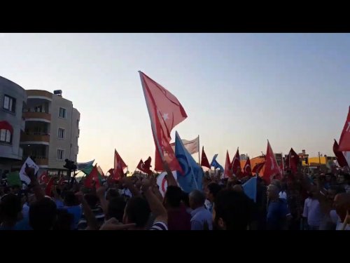 Жители Турции устроили акцию протеста у авиабазы НАТО