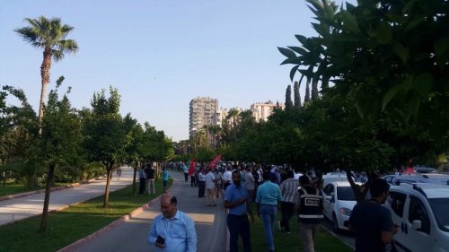 Жители Турции устроили акцию протеста у авиабазы НАТО