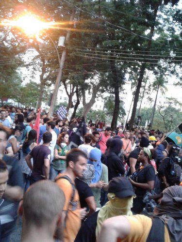Полиция в Рио применила слезоточивый газ против активистов перед началом открытия игр