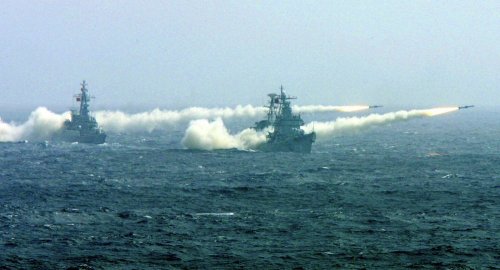 В Южно-Китайском море нарастает риск военного конфликта между Китаем и США 