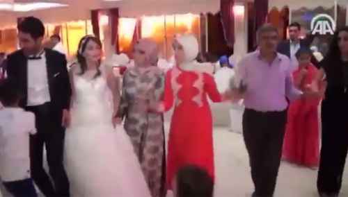 В Сети появилось видео взрыва на свадьбе в Турции