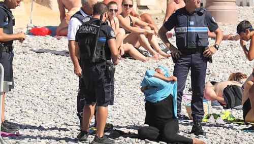 В Ницце женщину заставили снять буркини прямо на пляже