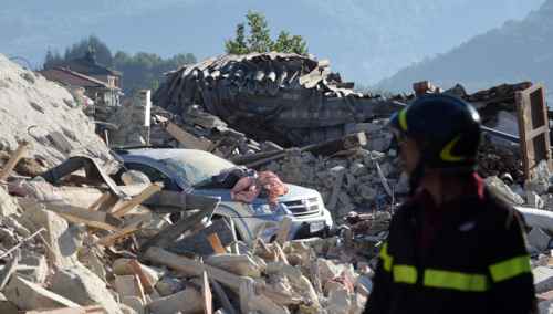В Италии продолжают спасать людей из-под завалов